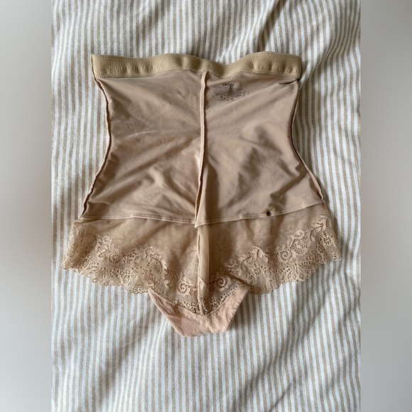 DKNY lace shape wear - Picture 4 of 4